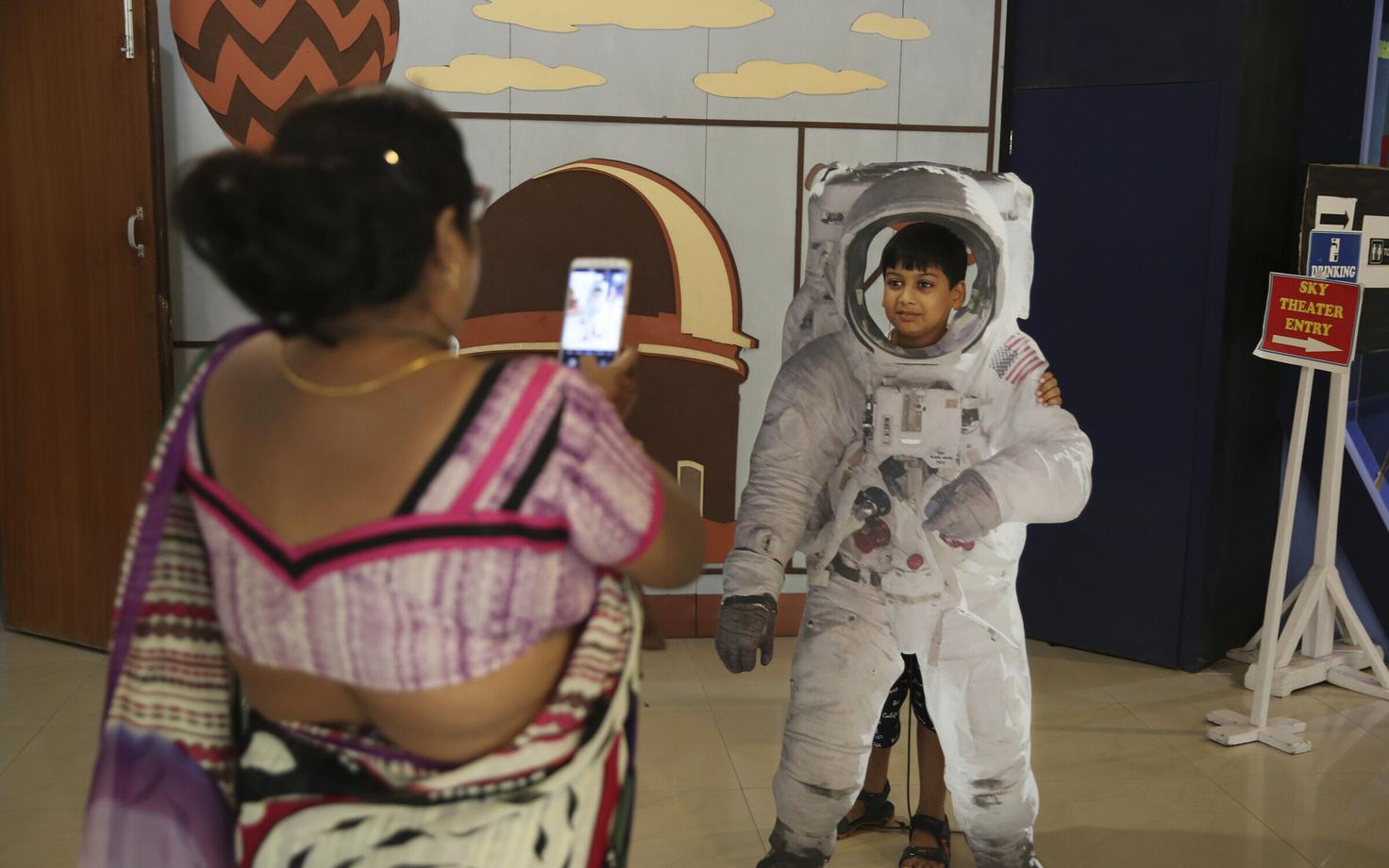 India naine fotografeerib oma poega Nehru planetaariumis New Delhis.