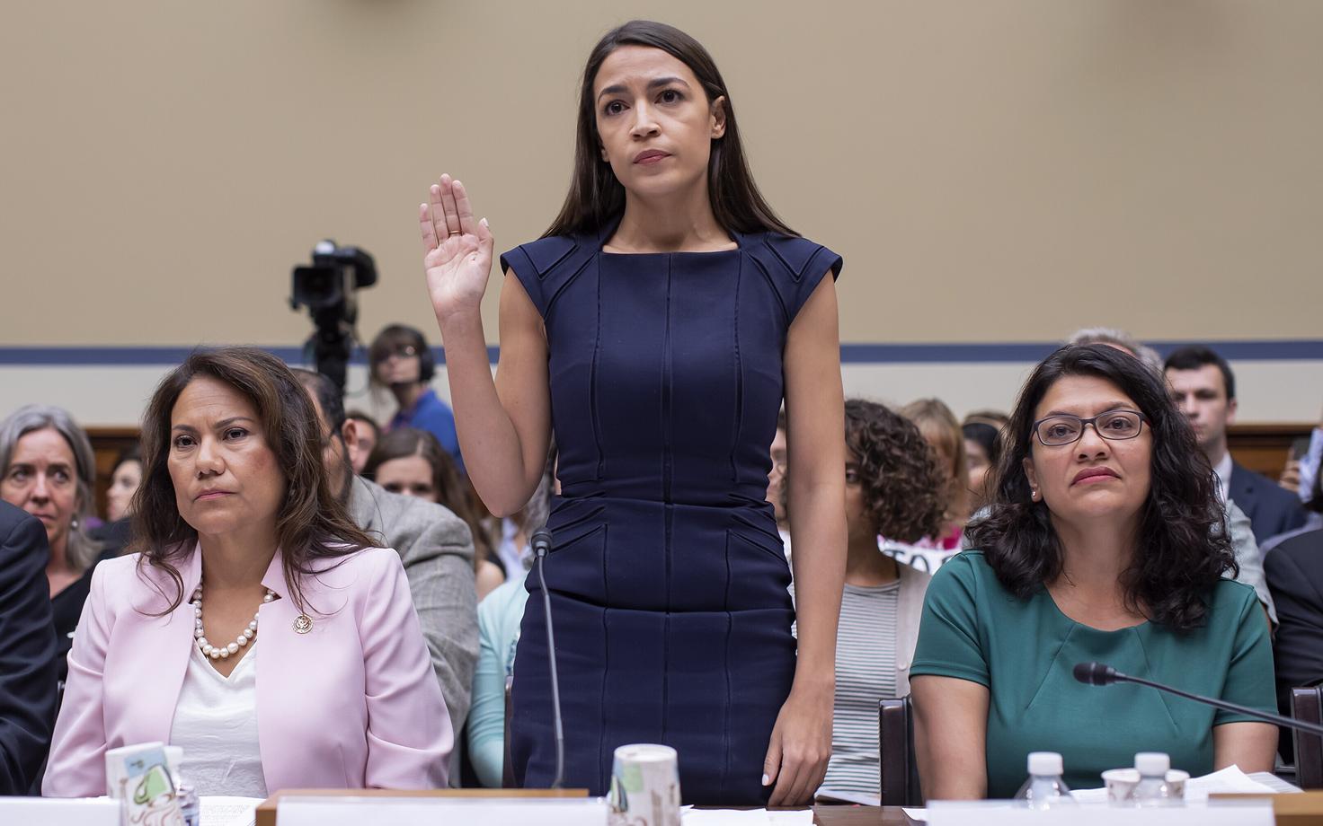 Alexandria Ocasio-Cortez (keskel), Veronica Escobar (V) ja Rashida Tlaib (P).