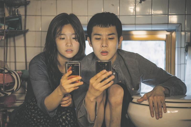 Kimide lapsed Ki-jung (Park So-dam) ja Ki-woo (Choi Woo-sik) püüavad tualettruumis leida tasuta wifit.