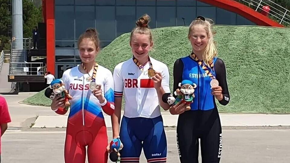 Laura Lizette Sander pjedestaalil