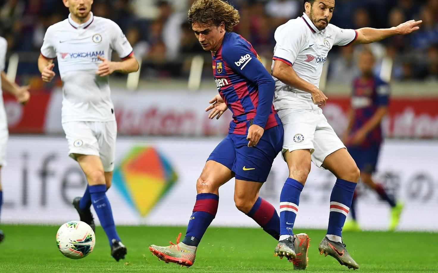 Antoine Griezmann (keskel) ja Pedro palli pärast võitlemas