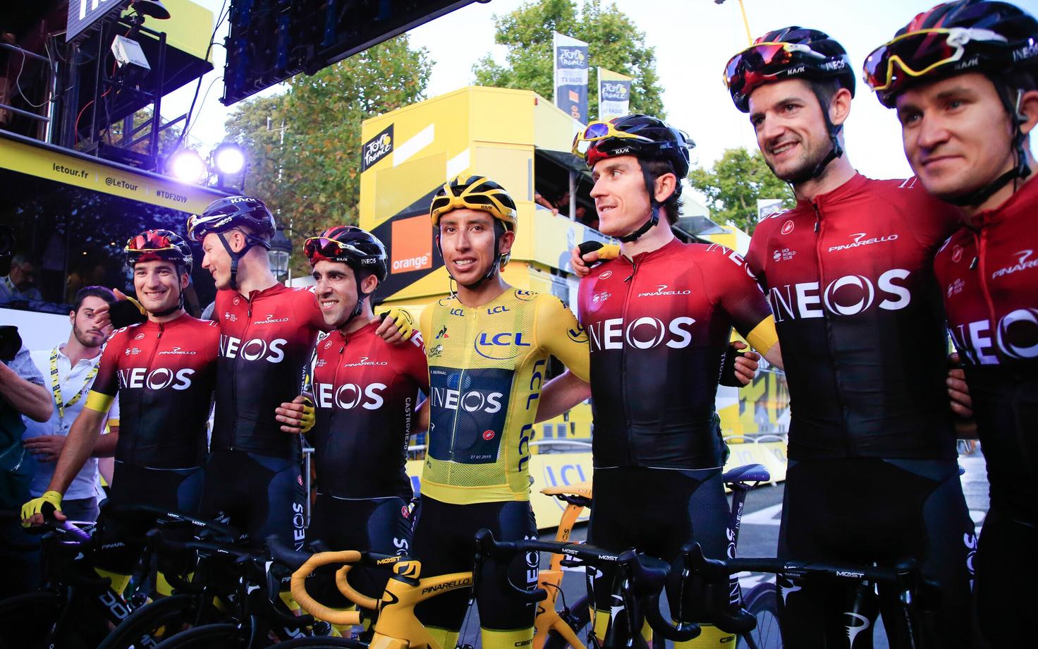 Tour de France'i üldvõitja Egan Bernal meeskonnakaaslastega.