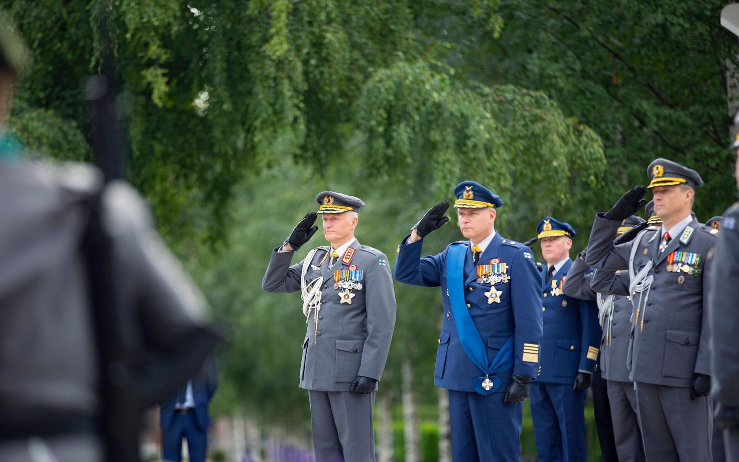 Vasakul Soome kaitseväe juhataja kindralleitnant Timo Kivinen ja paremal endine juhataja kindral Jarno Lindberg.