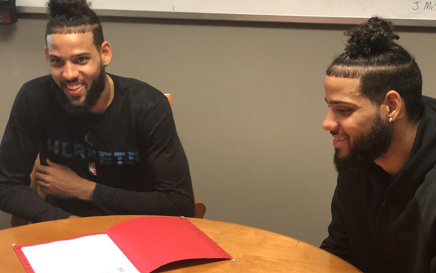 Cody ja Caleb Martin lepingule alla kirjutamas
