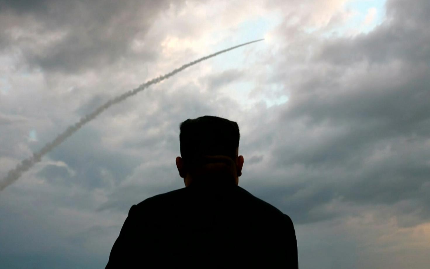 Kim Jong-un 1. augustil raketikatsetust jälgimas.
