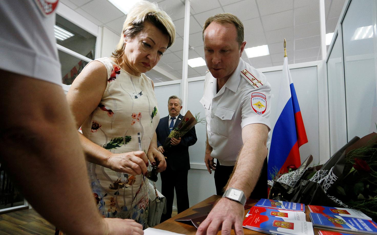 Россия ввела упрощенный порядок получения граданства для жителей Луганской и Донецкой области Украины с 24 апреля.