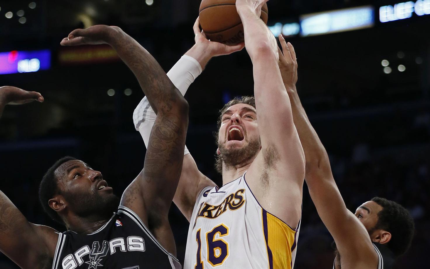 DeJuan Blair (vasakul) takistamas viskele minevat Pau Gasoli