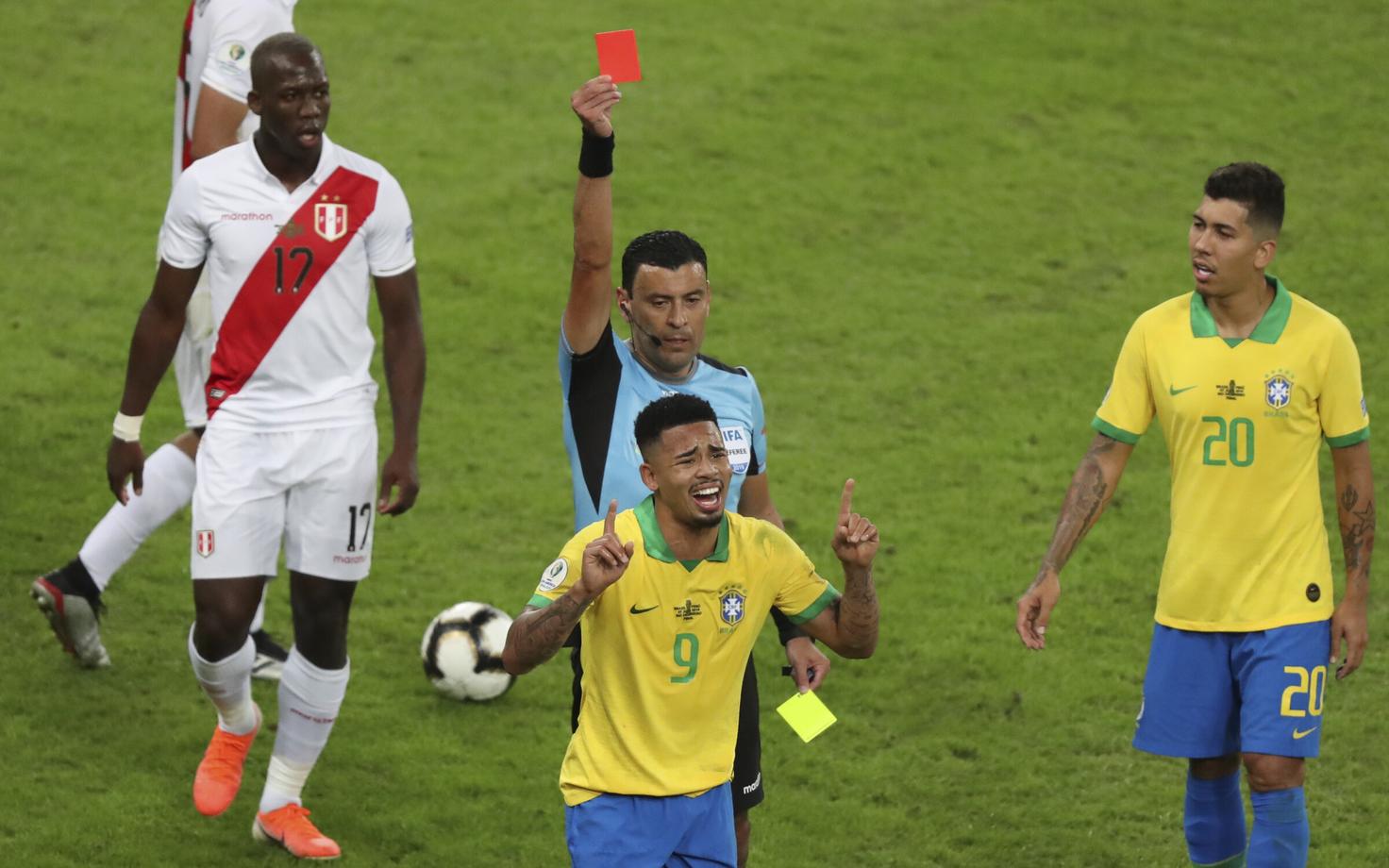 Gabriel Jesus teenis Copa America finaalis teise kollase kaardi ja saadeti väljakult minema.