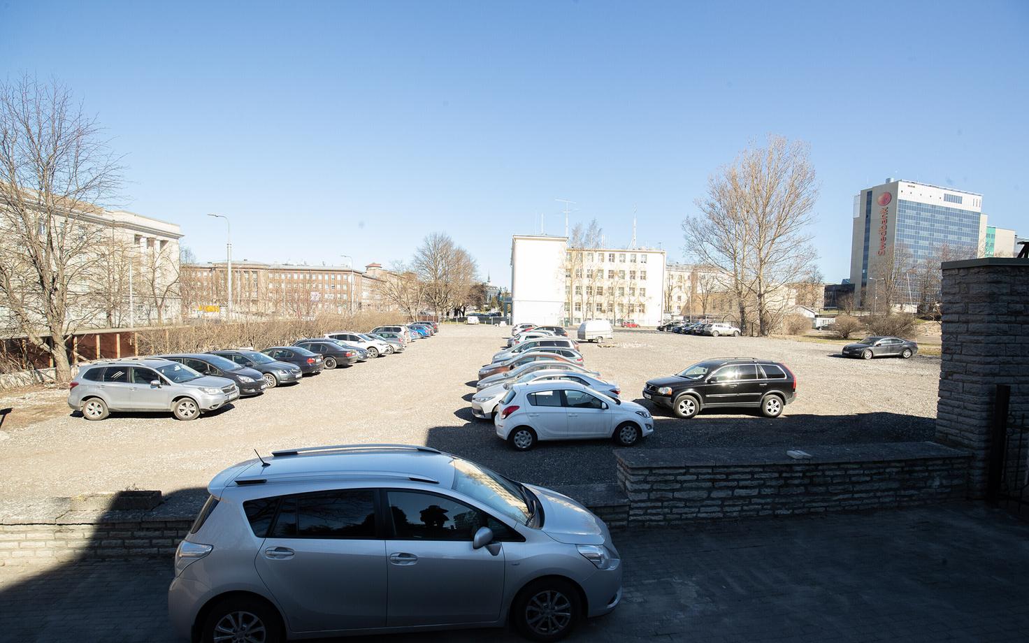 Praegu laiutab endise Tallinna Ülikooli ühiselamu asemel parkla, kuhu aga 2023. aastaks peaks kerkima muusika- ja balletikool.