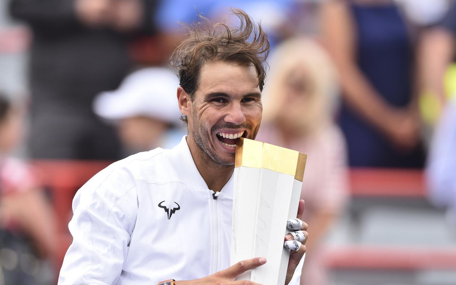 Rafael Nadal võidukarikaga.