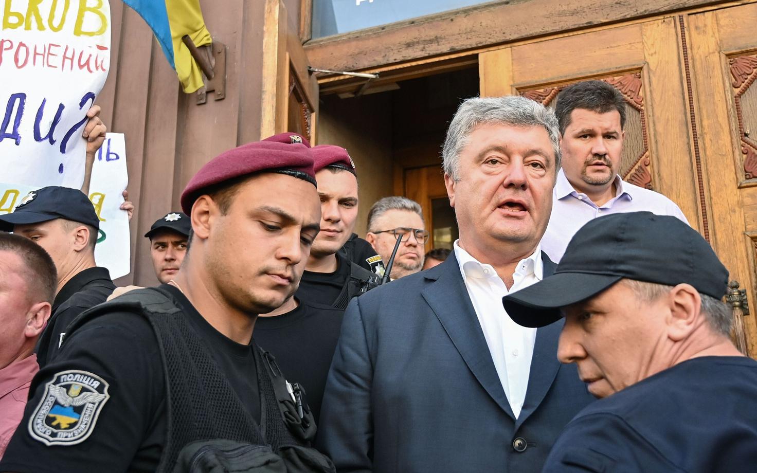 Ekspresident Petro Porošenko uurimiskomiteest lahkumas.