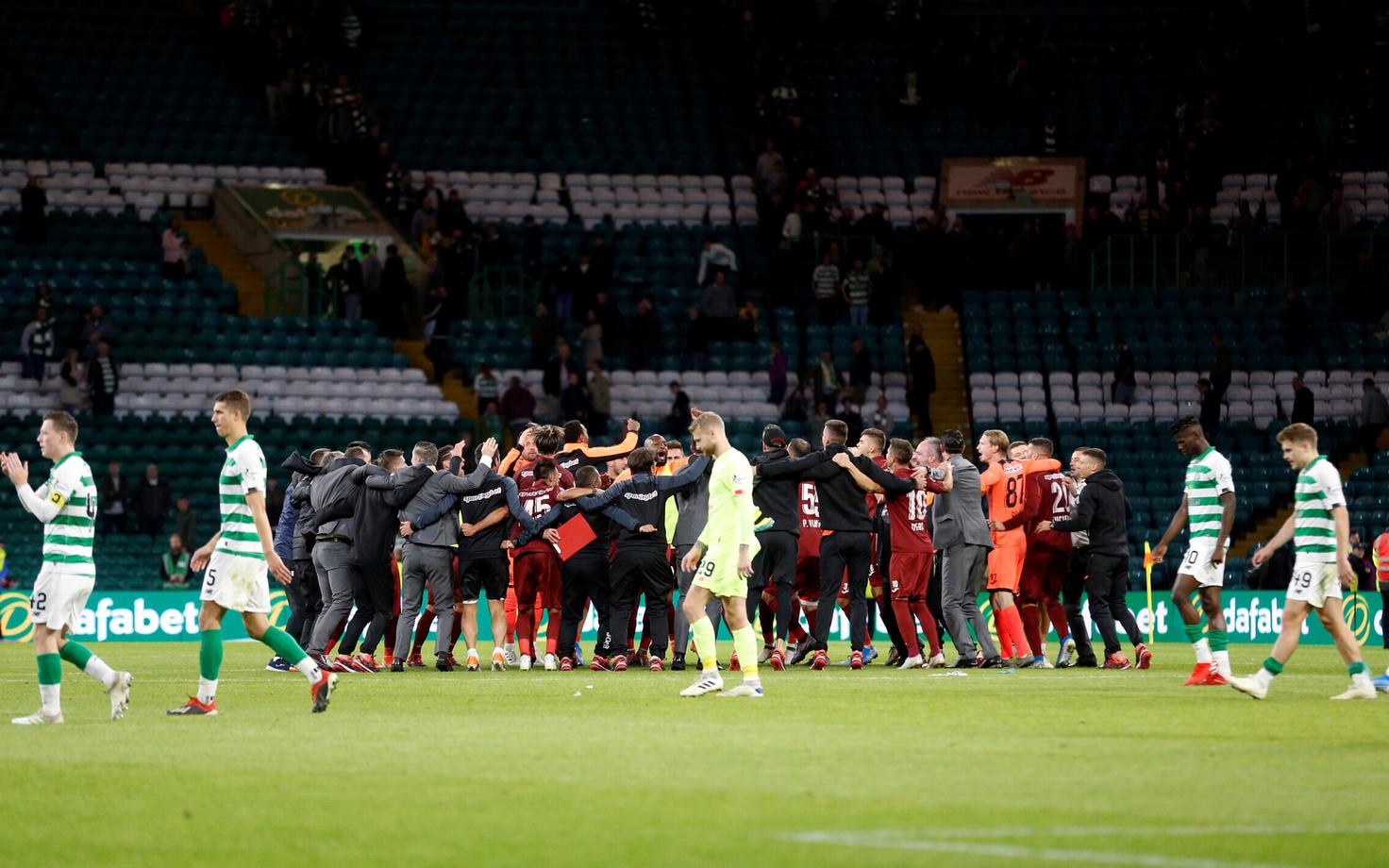 Glasgow Celticu mängijad pettunult väljakult lahkumas, samal ajal kui Cluj edasipääsu tähistab.