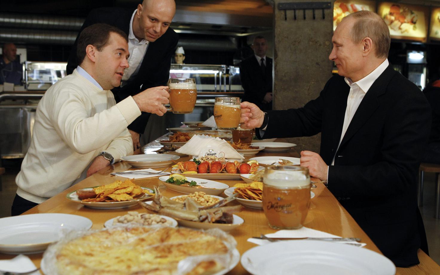 Dmitri Medvedev ja Vladimir Putin Moskvas Žiguli baaris õlut maitsmas, arhiivifoto.