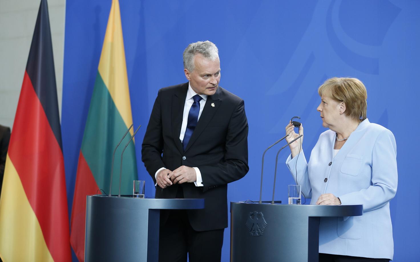 Leedu president koos Saksamaa liidukantsleri Angela Merkeliga pressikonverentsi andmas.