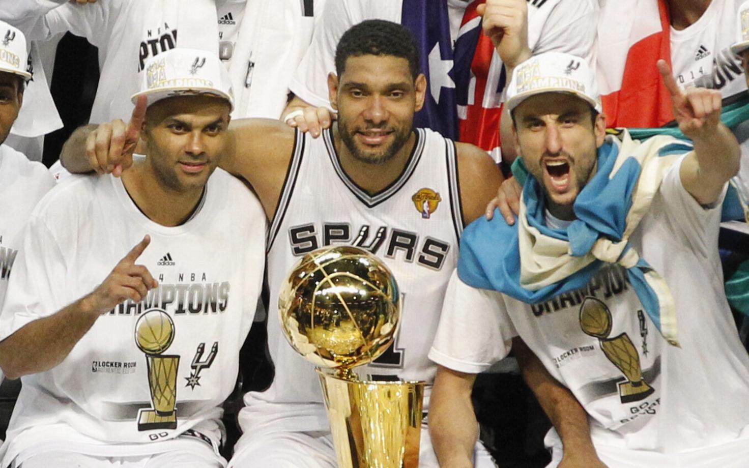 Tony Parker (vasakul), Tim Duncan ja Manu Ginobili 2014. aasta NBA trofeega