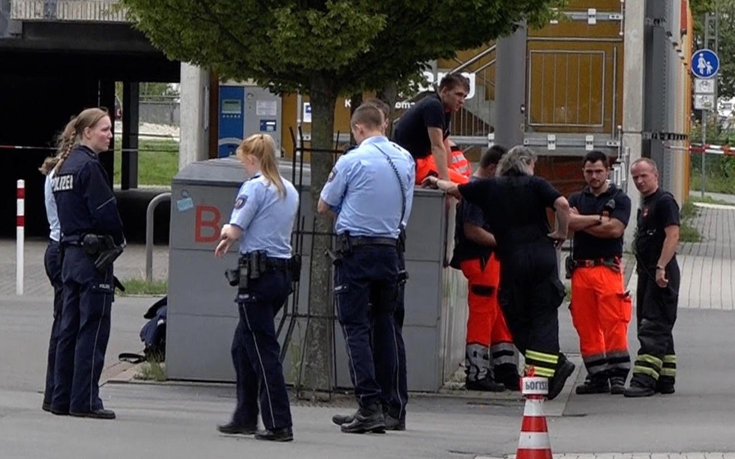 Politseinikud ja parameedikud rünnaku toimumispaigas.