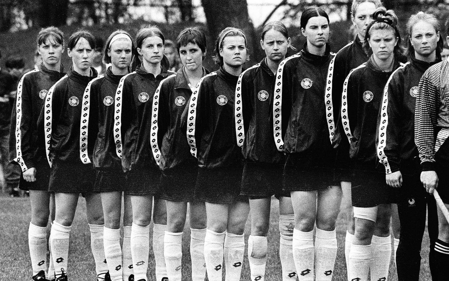 Naiste koondis 1997. aastal enne kodumängu Tšehhiga, kus tegid kaasa mitmed mängijad, kes kuulusid koosseisu esimeses kohtumises.