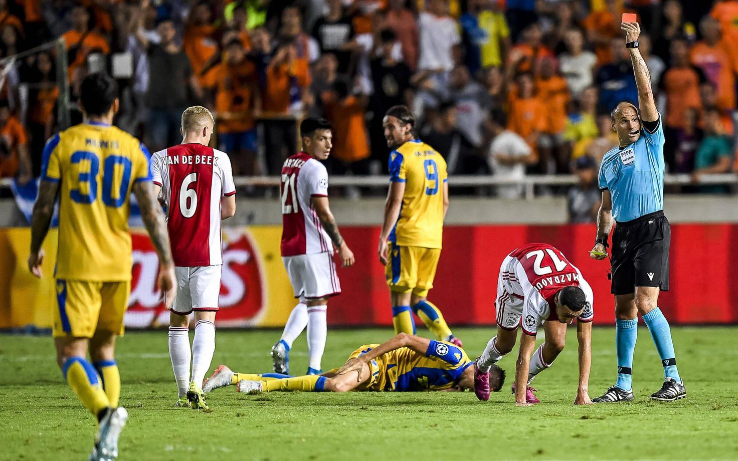 Ajax pidi viimased kümmekond minutit mängima vähemuses , kui Noussair Mazraoui teenis punase kaardi.