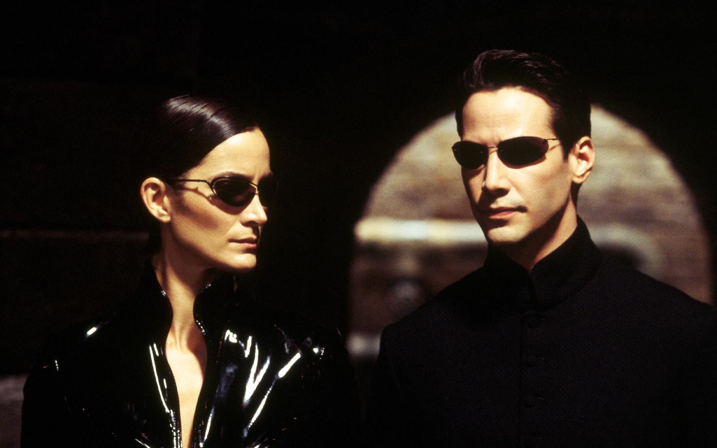 Keanu Reeves (paremal) ja Carrie-Anne Moss filmis