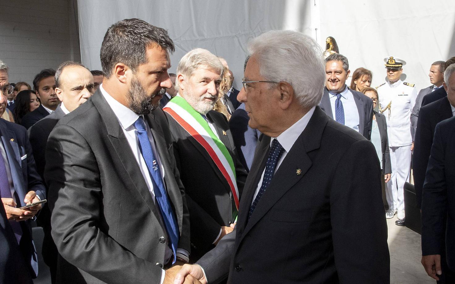 Liiga juht Salvini (vasakul) ja president Mattarella Genova sillavaringu mälestusüritusel.