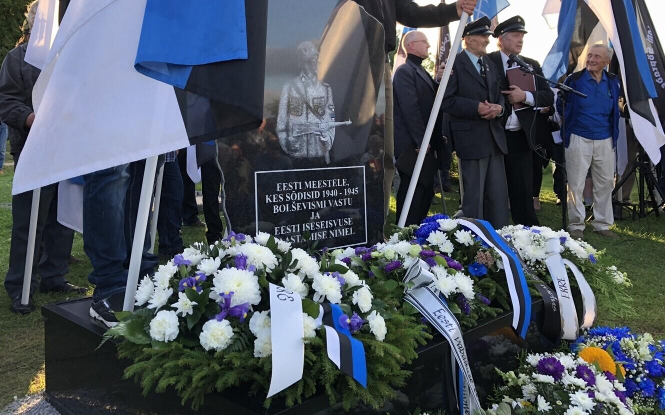 Временно доставленный на кладбище осенью прошлого года памятник, копию которого хотят изготовить и установить в Лихула.
