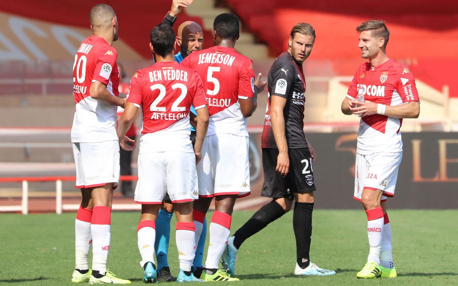 Jemerson sai punase kaardi vastase mahaniitmise eest