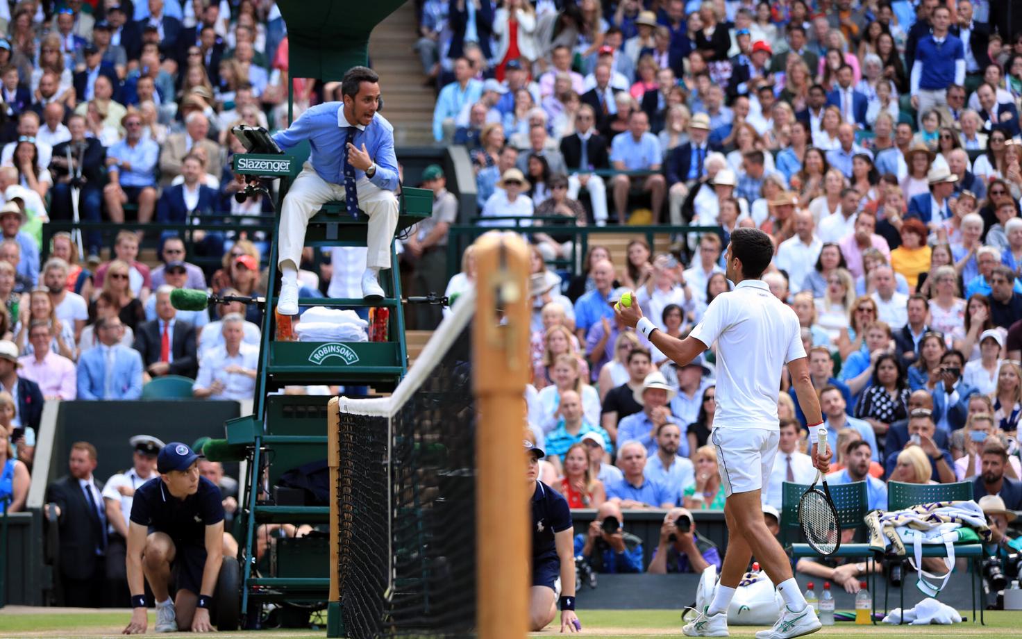 Damian Steiner Wimbledoni finaalis rääkimas Novak Djokoviciga