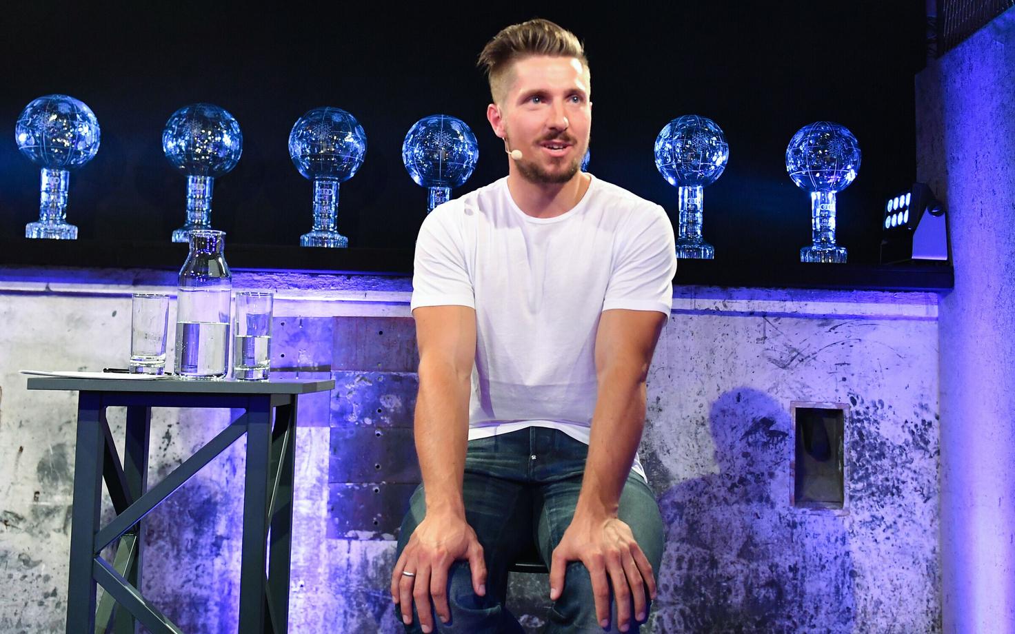 Marcel Hirscher pressikonverentsil, taustaks MK-sarja kristallgloobused.