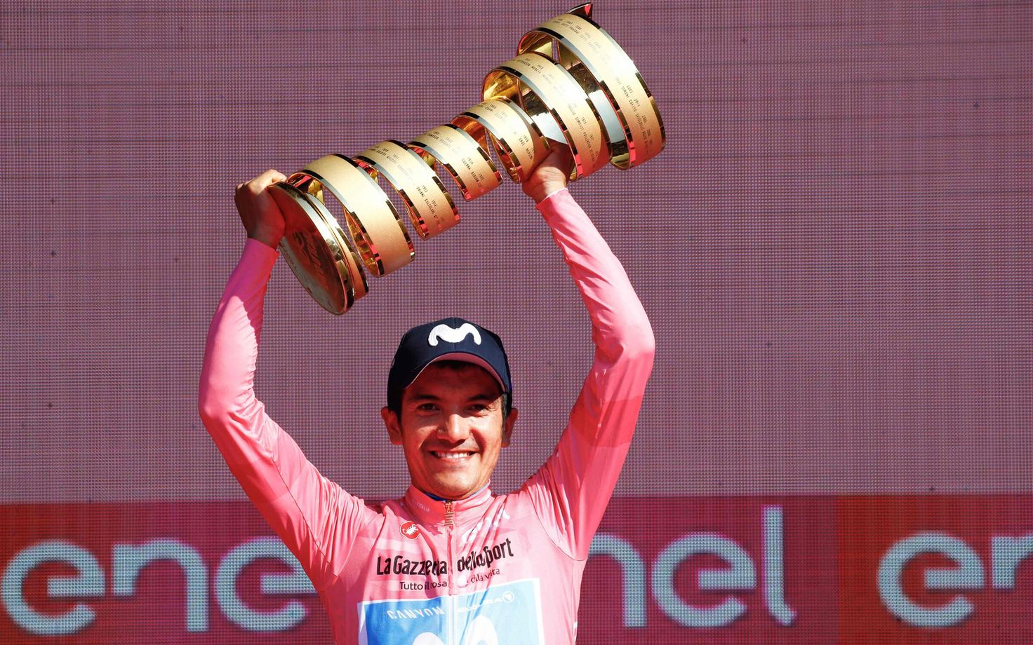 Richard Carapaz Giro d'Italia võidukarikaga.