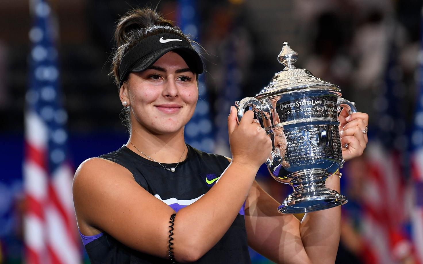 Bianca Andreescu võidukarikaga.