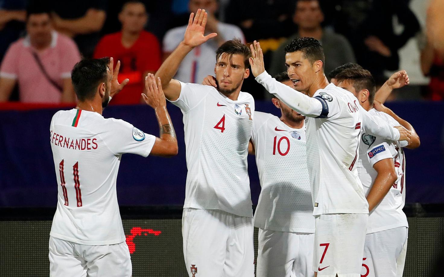 Portugali koondislased väravat tähistamas.