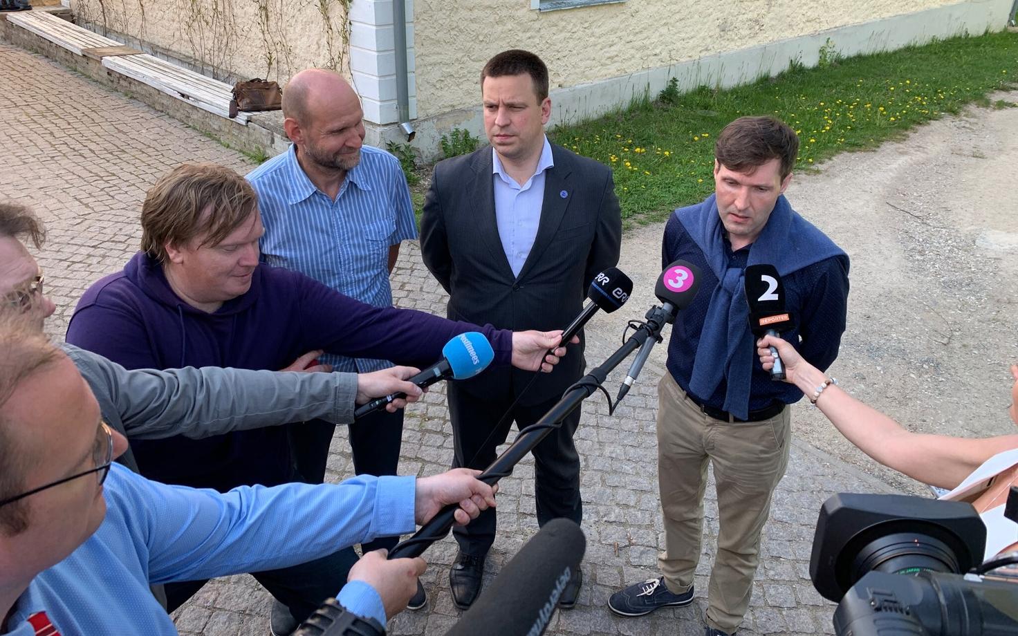 Лидеры правящих партий комментируют бюджетную стратегию.