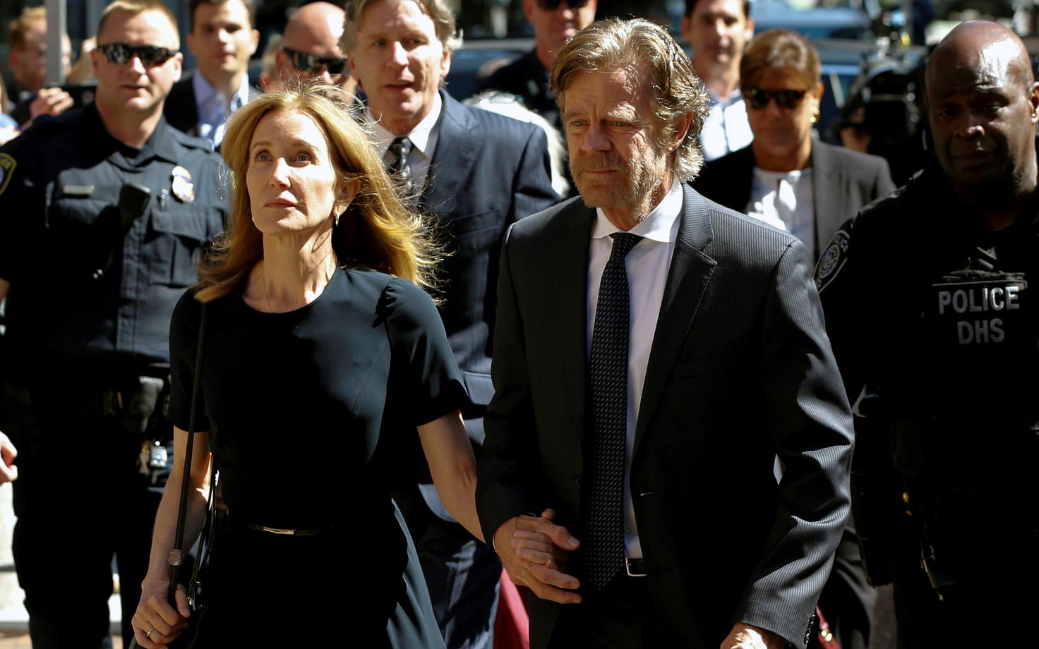 Felicity Huffman koos abikaasaga kohtusse minemas.