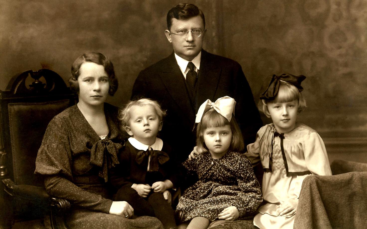 Perepilt 1930. aastate algupoolelt: vasakul Antonie Soonpää, tema kõrval pere pesamuna poeg Henn, Karl Soonpää, noorem tütar Helvi Maie ja vanem tütar Heljo Laine.