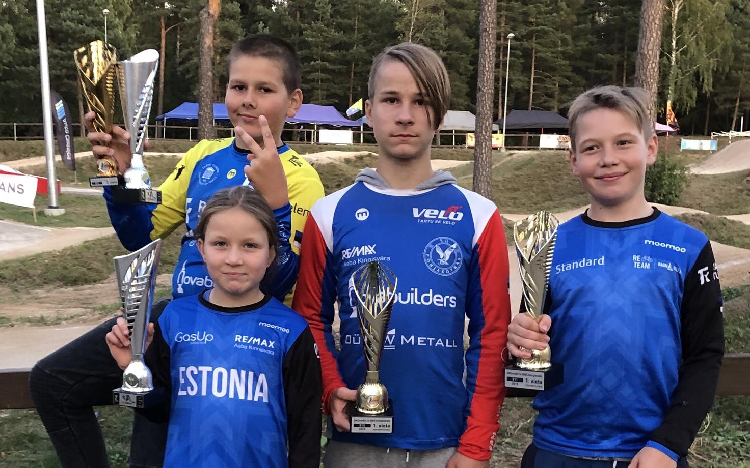 Ruudi Lumiste (B-10), Paula Palmiste (G-8), Tõnis Mugra (B-13) ja Sten Tristan Raid (B-11) peale autasustamist Riias