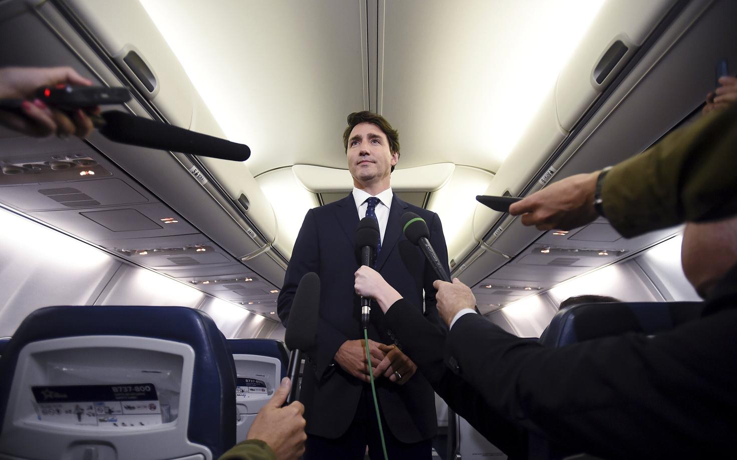 Justin Trudeau lennukis ajakirjanikele vastuolulist fotot selgitamas.