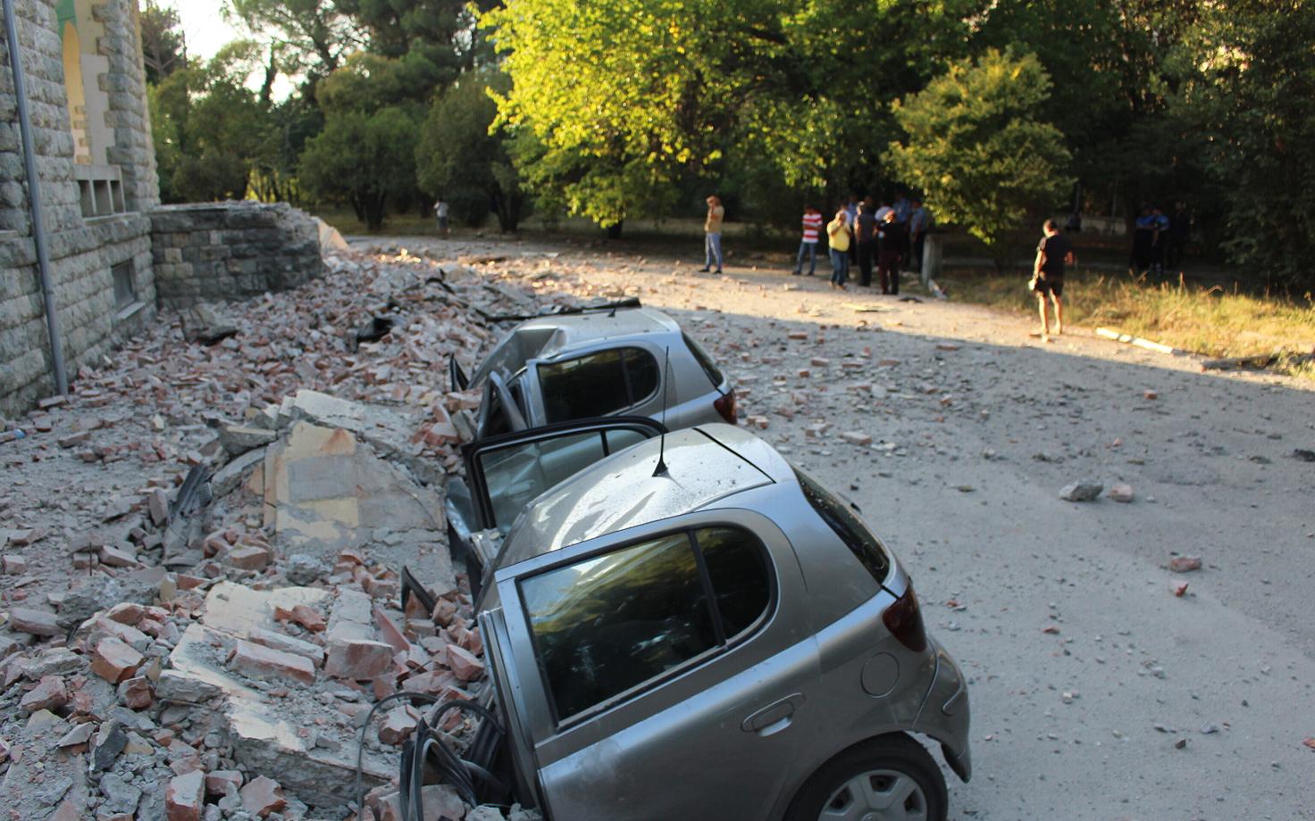 Tiranas asuva geoloogia ja kaevanduse ülikooli ette pargitud said autod maavärina põhjustatud purustustes tugevalt kannatada.