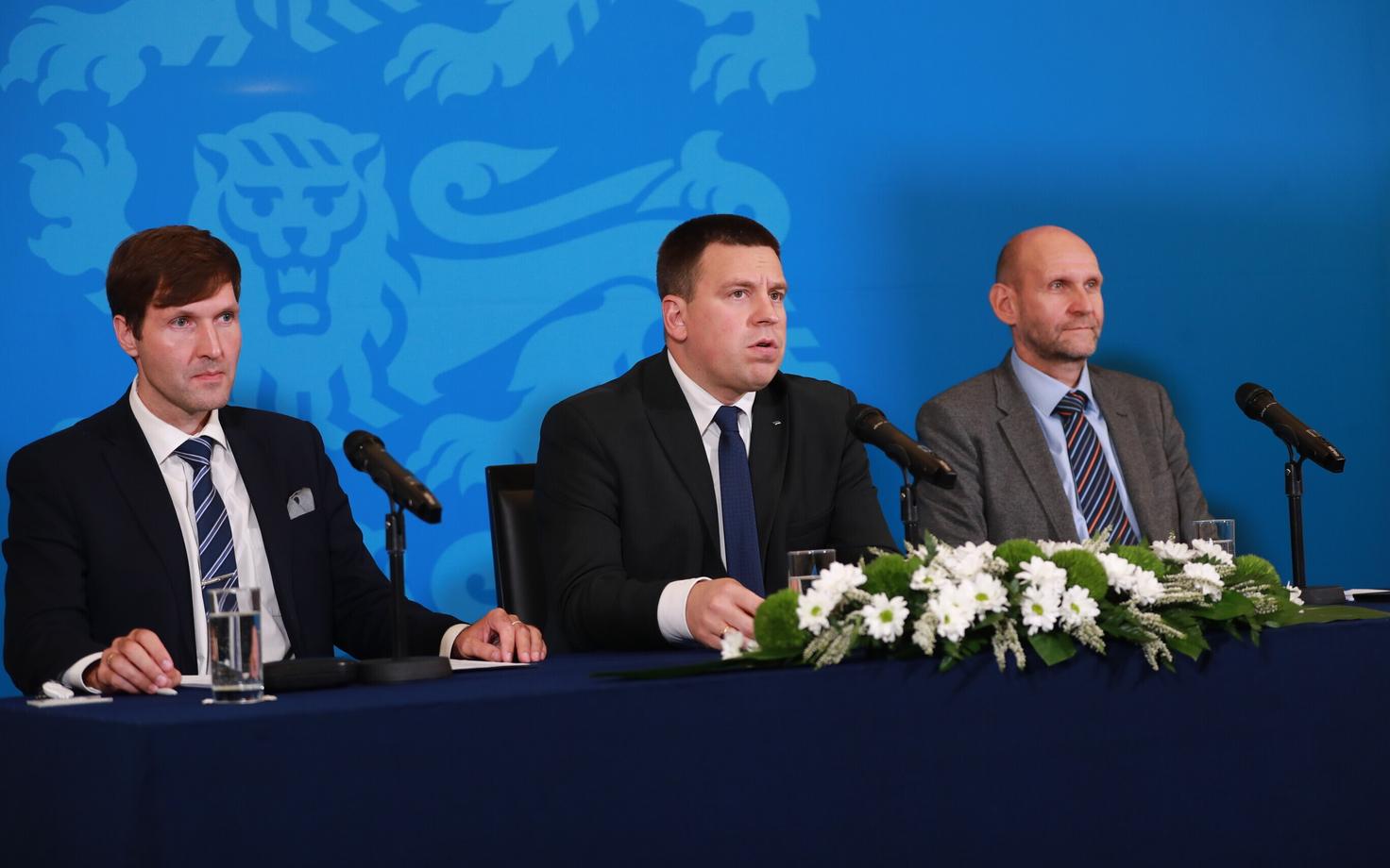 Martin Helme, Jüri Ratas ja Helir-Valdor Seeder pressikonverentsil