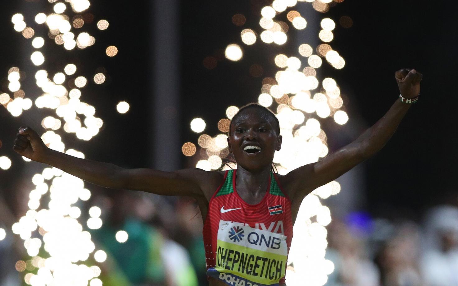 Ruth Chepngetich MM-maratoni finišis.