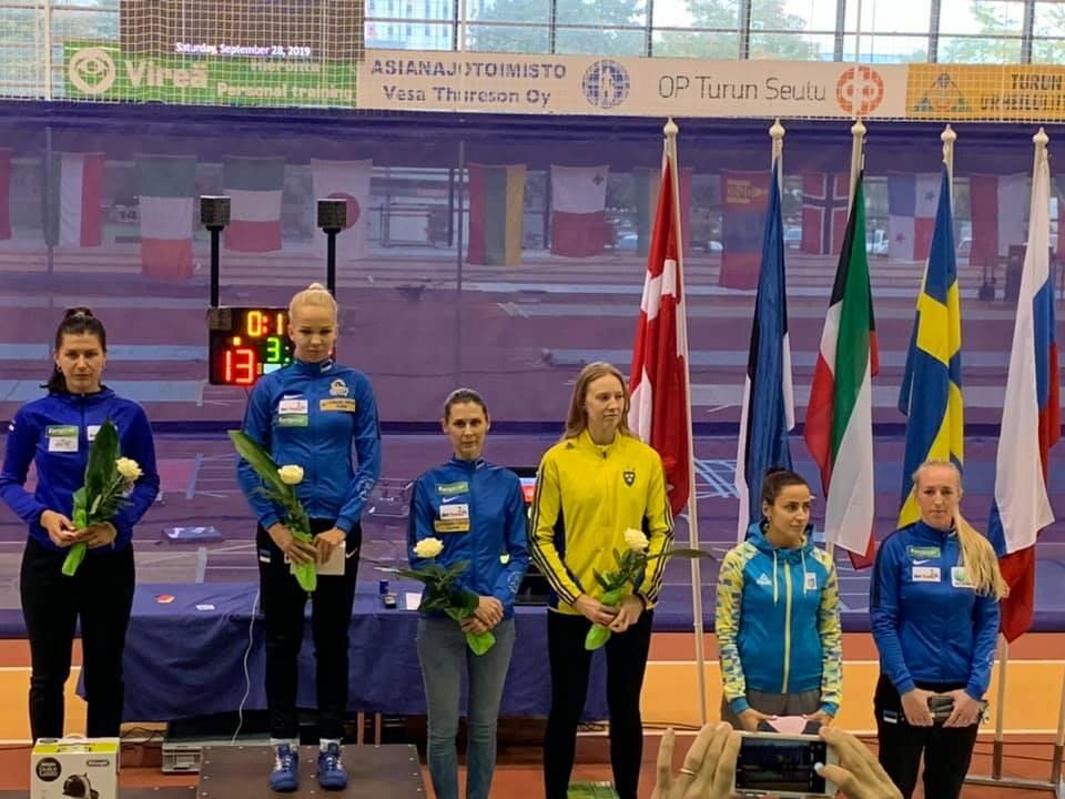 Erika Kirpu, Julia Beljajeva ja Irina Embrich Turus pjedestaalil