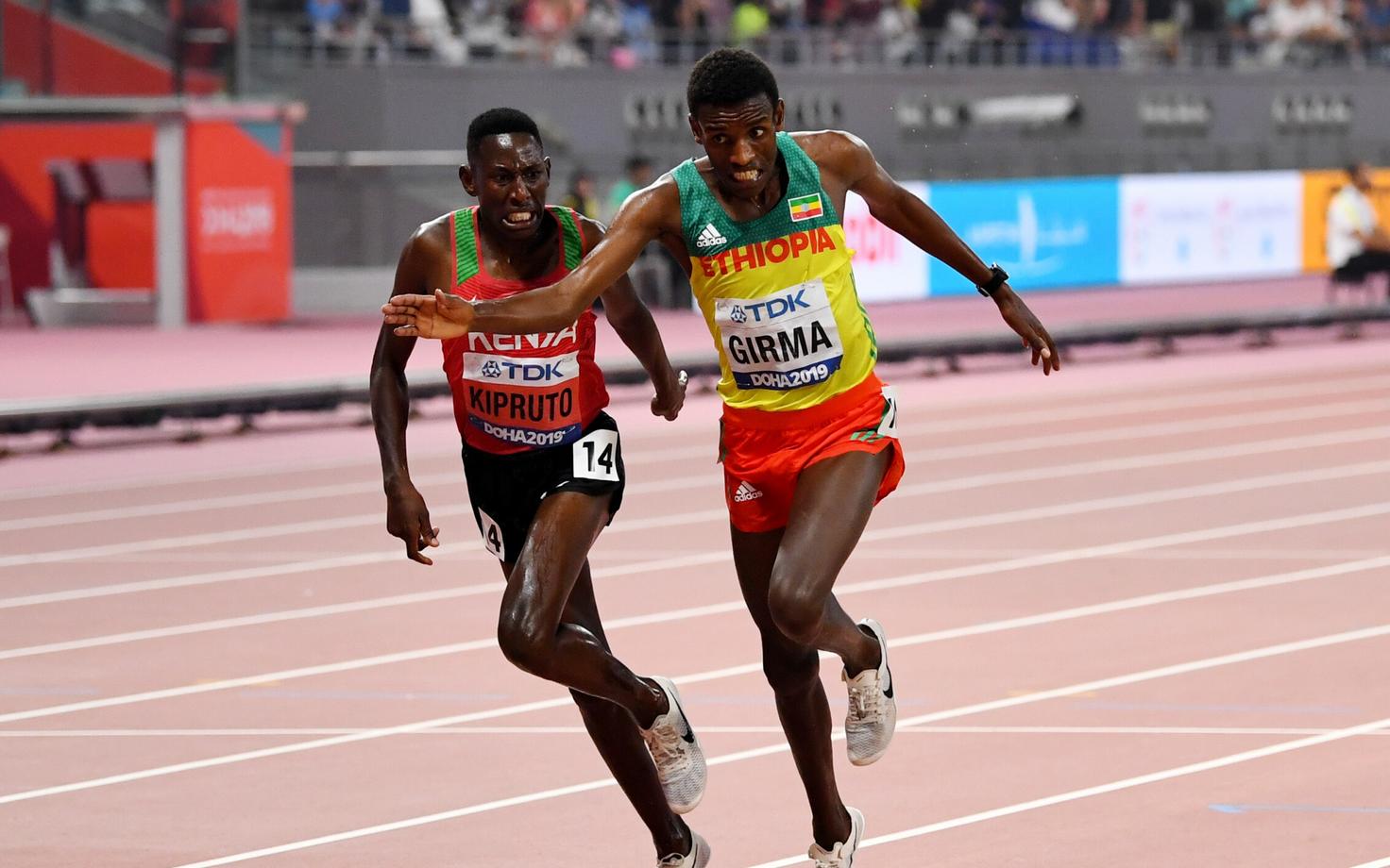 Conseslus Kipruto (Keenia) ja Lamecha Girma (Etioopia) finišijoonel