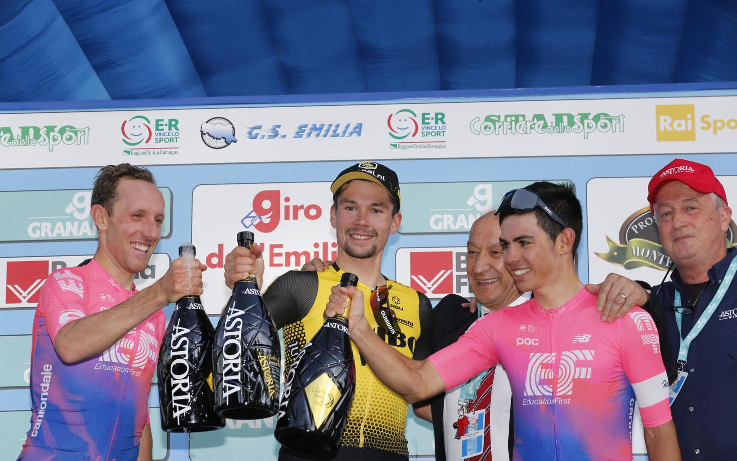 Primoz Roglic koos Tanel Kangerti meeskonnakaaslaste Michael Woodsi ja Sergio Higuitaga pjedestaalil