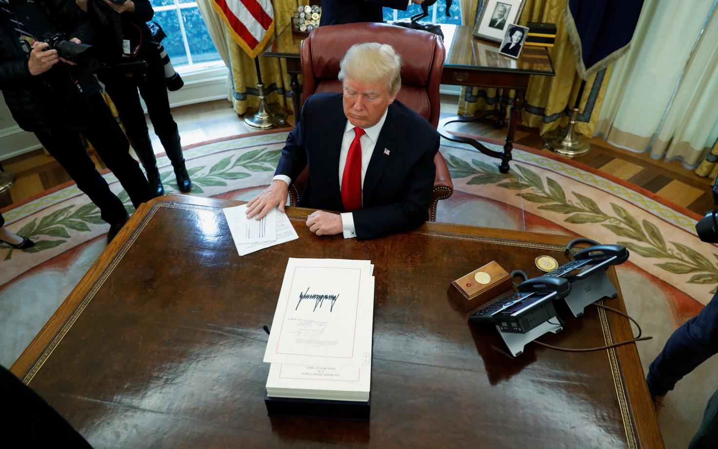 USA president Donald Trump Valges Majas otsuseid allkirjastamas.