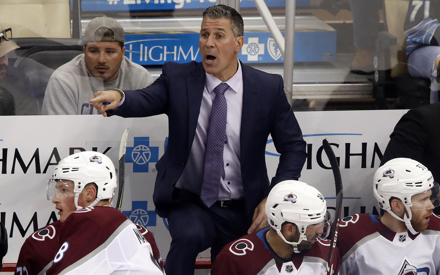Colorado Avalanche treener Jared Bednar jagamas mängijatele õpetussõnu