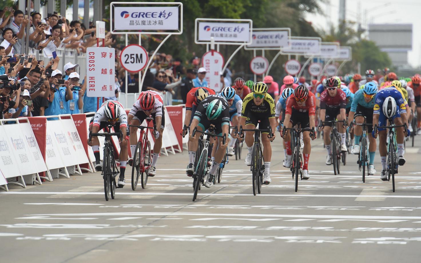 Fernando Gaviria (vasakul) edestas avaetapil väga napilt Pascal Ackermanni