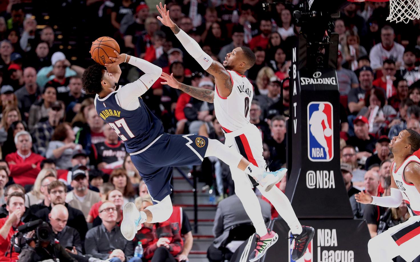 Damian Lillard (Portland Trail Blazers, paremal) püüab takistada Jamal Murrayt (Denver Nuggets).