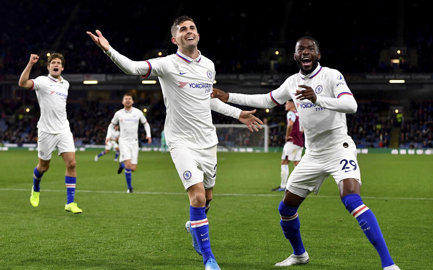 Christian Pulisic (keskel)