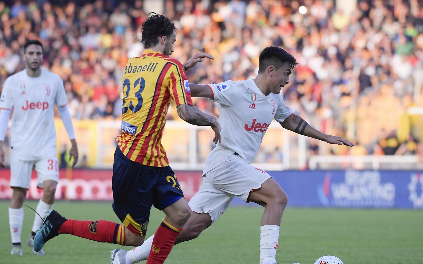 Paulo Dybala palli eest võitlemas