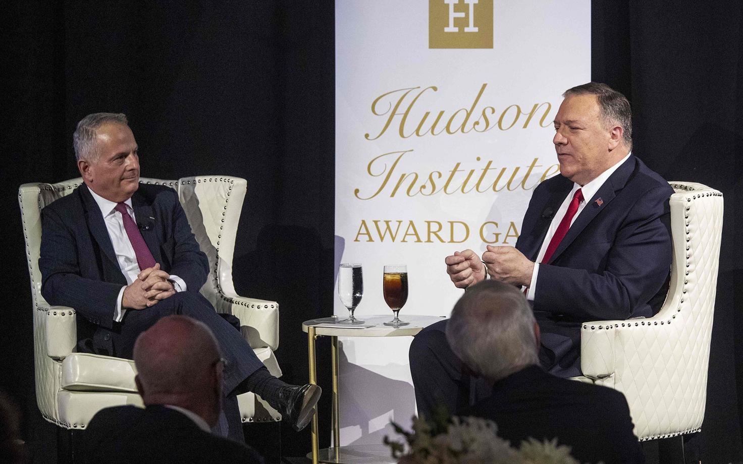 Mike Pompeo (paremal) Hudsoni instituudis esinemas.