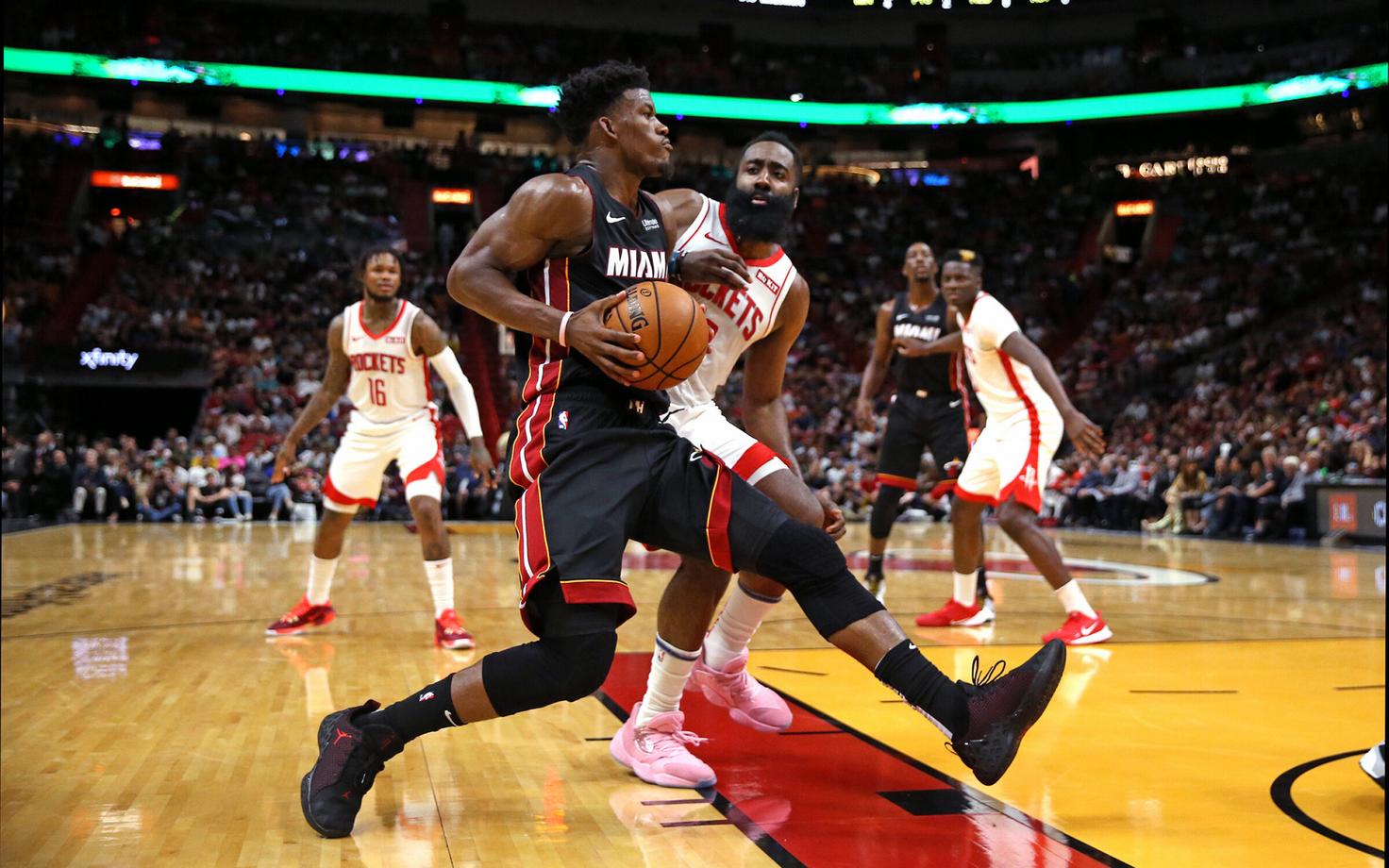 Jimmy Butler (palliga) ja James Harden.